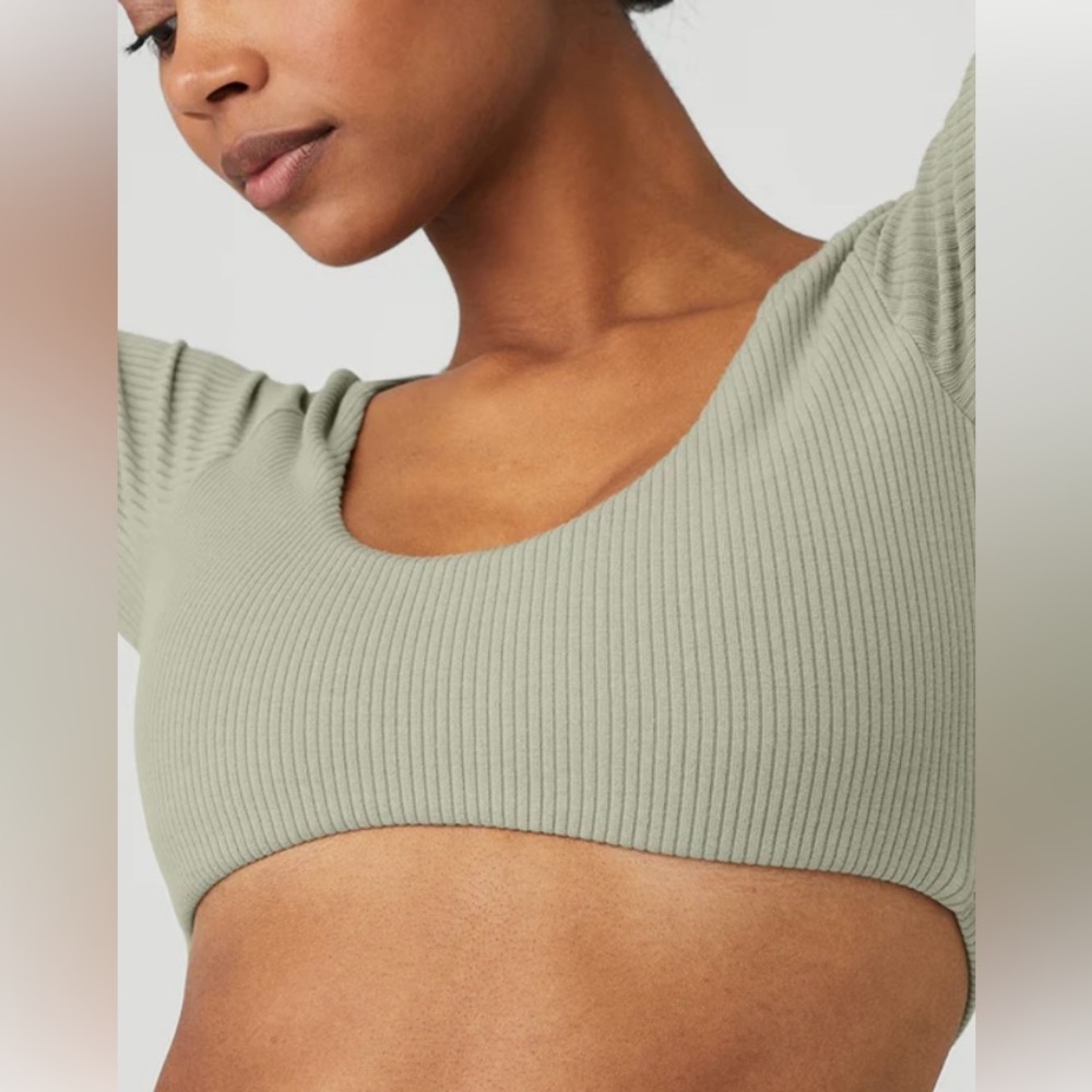 Alo Yoga ribbed crop top. Size XS  like new condition.